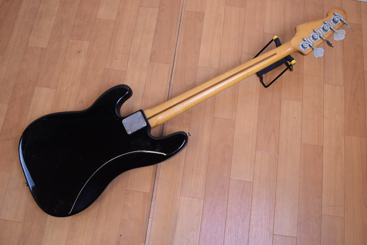 フェンダープレシジョンベースボディ背面