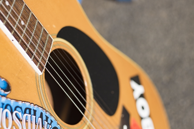 ステッカーを貼ったギターの買取価格